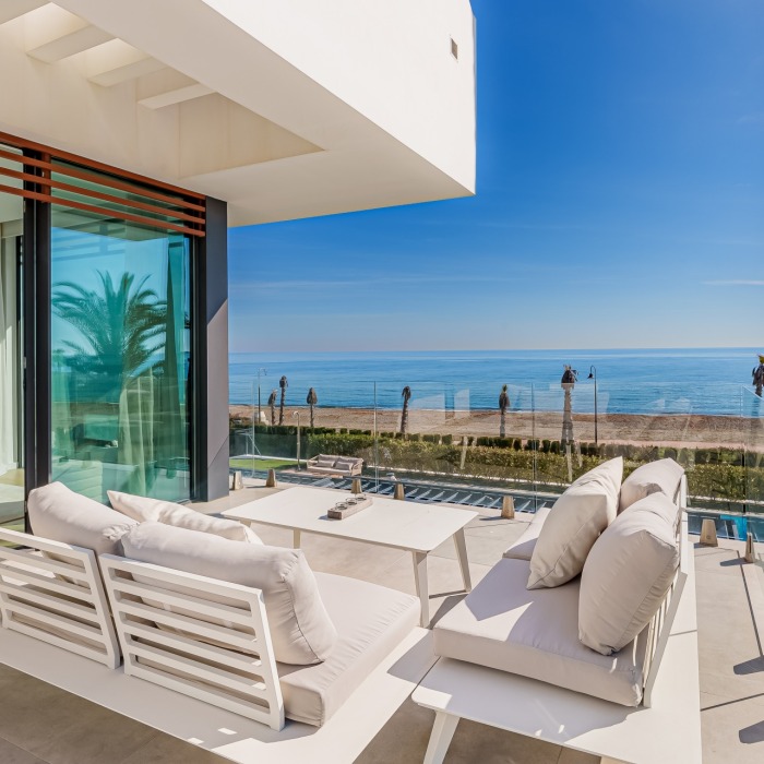 5 Bedroom Beachfront Villa in Estepona | Image 9