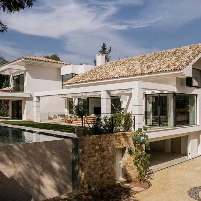 Charming 5 Bedroom Villa in El Paraiso in Estepona | Image 3