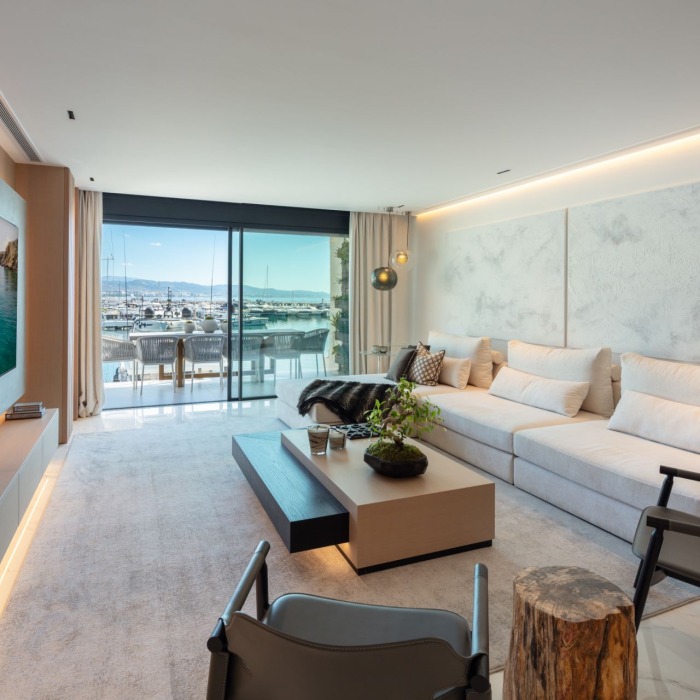 Impresionante Apartamento en Primera Línea de 3 Dormitorios en Puerto Banús | Image 4