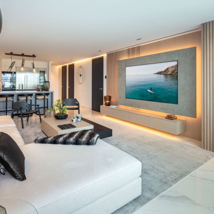 Stunning Frontline 3 Bedroom Apartment in Puerto Banus | Image 8