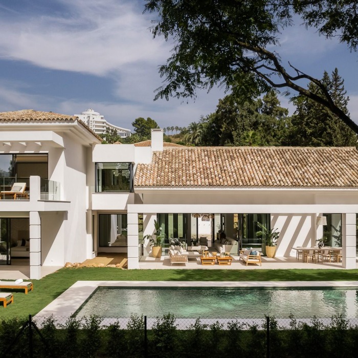 Charming 5 Bedroom Villa in El Paraiso in Estepona | Image 12