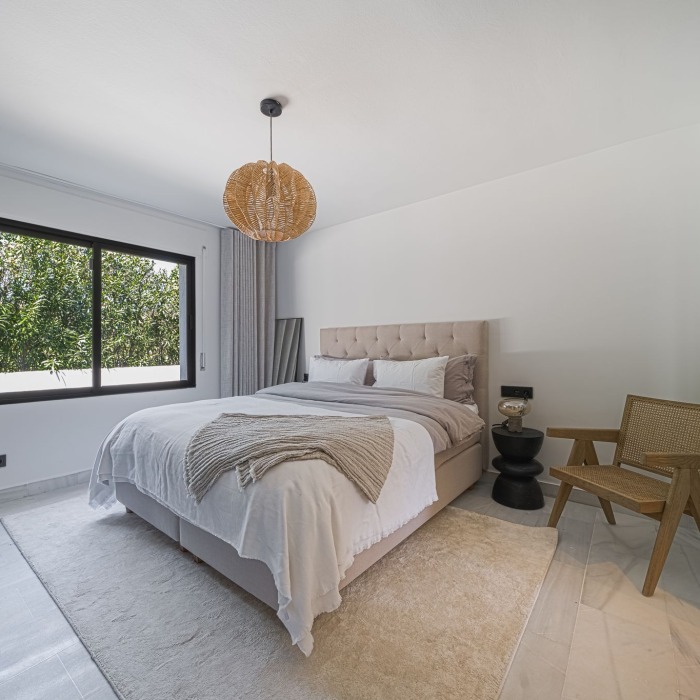 Frontline Golf 5 Bedroom Villa in Nueva Andalucia | Image 11