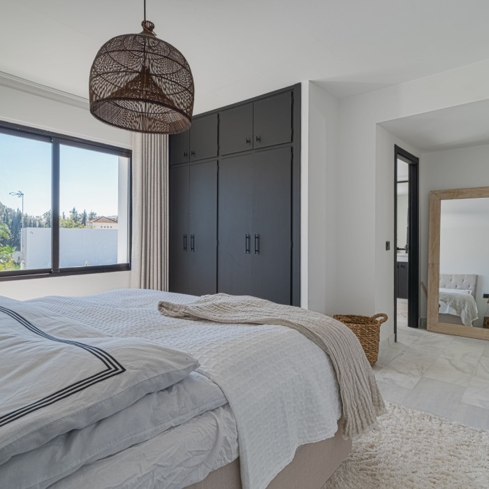 Frontline Golf 5 Bedroom Villa in Nueva Andalucia | Image 18