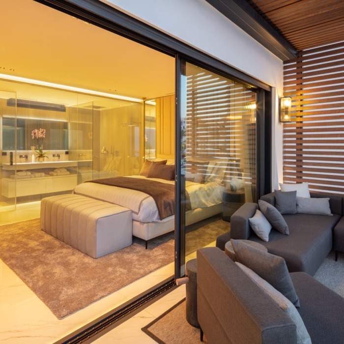 Impresionante Apartamento en Primera Línea de 3 Dormitorios en Puerto Banús | Image 12