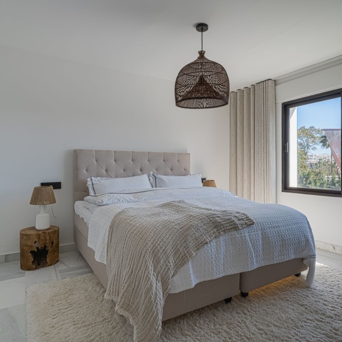 Frontline Golf 5 Bedroom Villa in Nueva Andalucia | Image 14