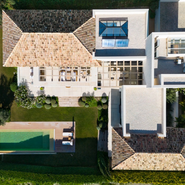 Front Line Golf Villa with 5 Bedrooms in Haza del Conde in Nueva Andalucia | Image 12
