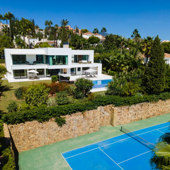 Golf Villa with Sea Views and 5 Bedrooms in La Cerquilla in Nueva Andalucia | Image 5