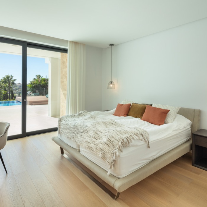 Golf Villa with Sea Views and 5 Bedrooms in La Cerquilla in Nueva Andalucia | Image 23
