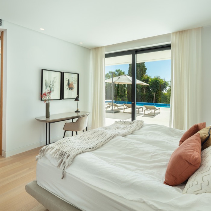 Golf Villa with Sea Views and 5 Bedrooms in La Cerquilla in Nueva Andalucia | Image 22