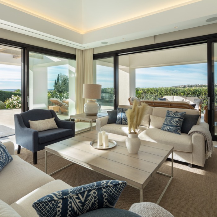 Front Line Golf Villa with 5 Bedrooms in Haza del Conde in Nueva Andalucia | Image 18