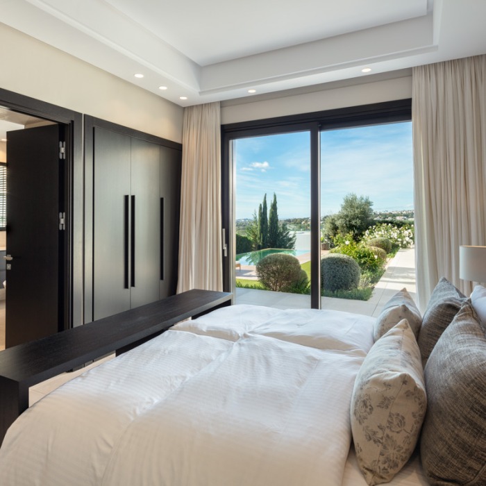 Front Line Golf Villa with 5 Bedrooms in Haza del Conde in Nueva Andalucia | Image 8