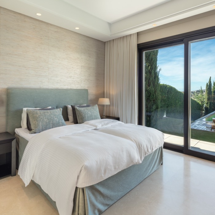 Front Line Golf Villa with 5 Bedrooms in Haza del Conde in Nueva Andalucia | Image 15