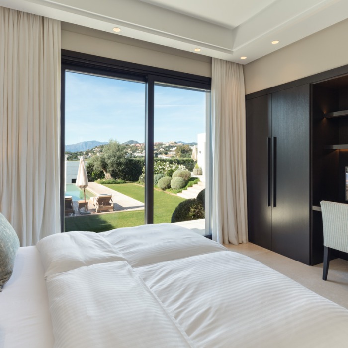 Front Line Golf Villa with 5 Bedrooms in Haza del Conde in Nueva Andalucia | Image 7