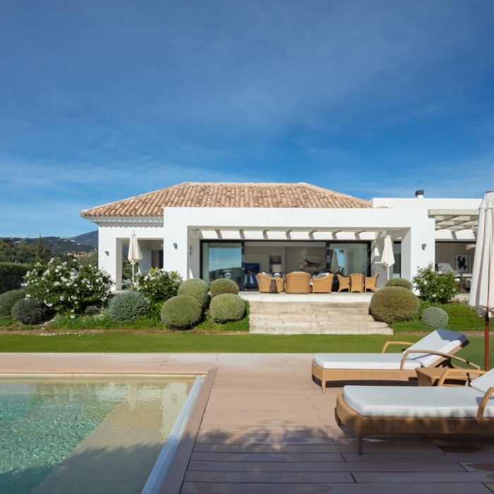 Front Line Golf Villa with 5 Bedrooms in Haza del Conde in Nueva Andalucia | Image 5