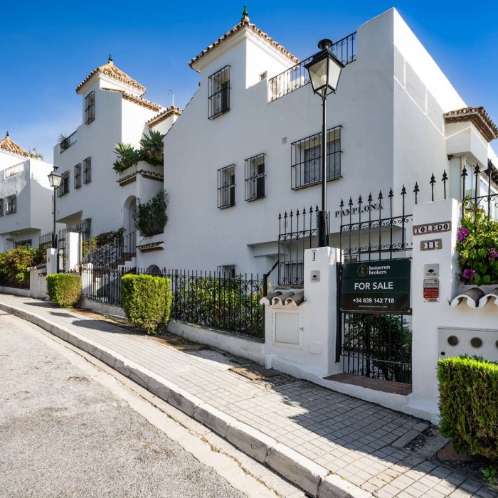 Newly Renovated Contemporary Style 3 Bedroom Townhouse in Club Sierra, Marbella Golden Mile | Image 27