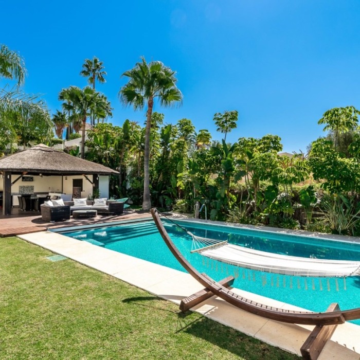 Villa Andaluza de 6 Dormitorios en Primera Línea de Golf con Vistas al Mar en Atalaya, Benahavis | Image 3