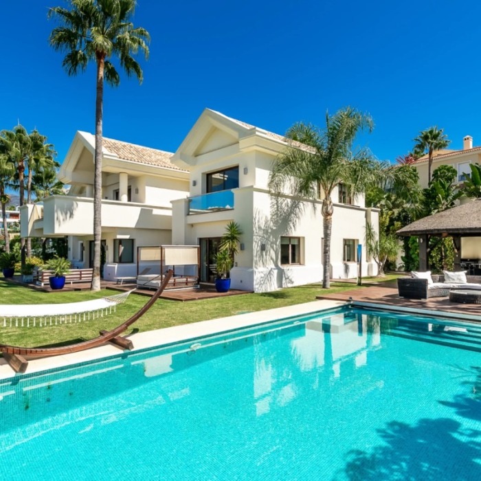 Villa Andaluza de 6 Dormitorios en Primera Línea de Golf con Vistas al Mar en Atalaya, Benahavis | Image 20