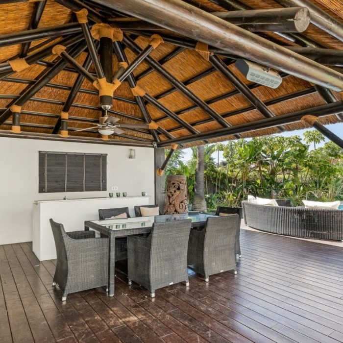 Villa Andaluza de 6 Dormitorios en Primera Línea de Golf con Vistas al Mar en Atalaya, Benahavis | Image 17