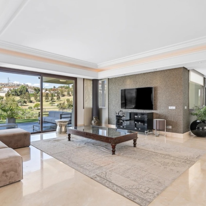 Villa Andaluza de 6 Dormitorios en Primera Línea de Golf con Vistas al Mar en Atalaya, Benahavis | Image 6