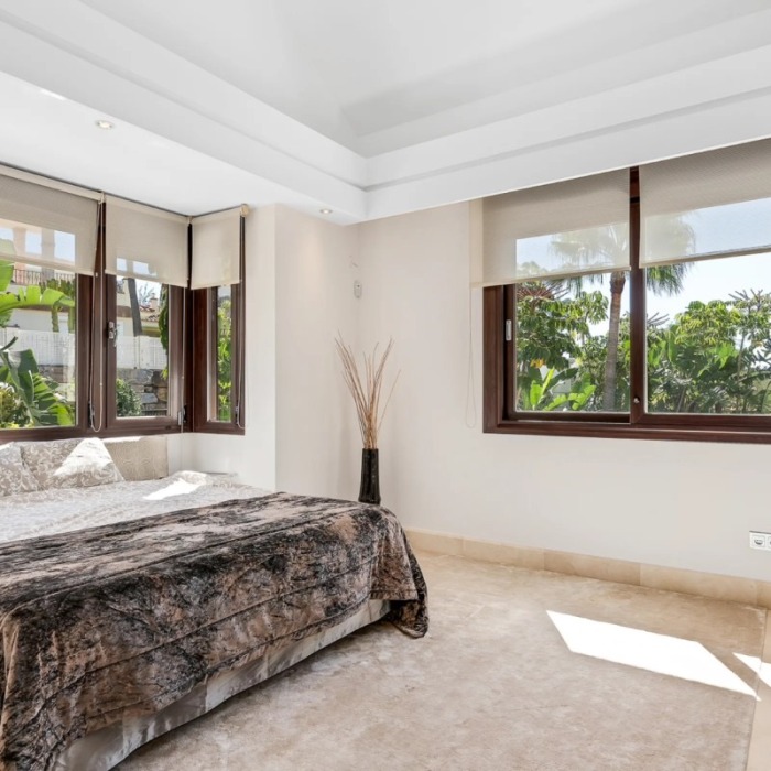 Villa Andaluza de 6 Dormitorios en Primera Línea de Golf con Vistas al Mar en Atalaya, Benahavis | Image 11
