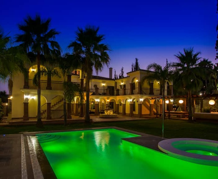 Lujosa y Atípica Villa de 14 Dormitorios en Marbella Golden Mile | Image 22