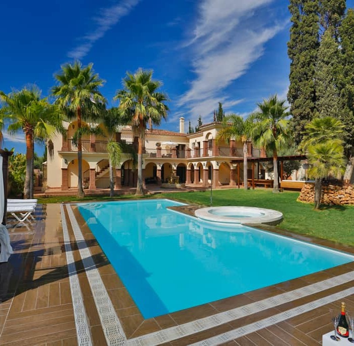 Lujosa y Atípica Villa de 14 Dormitorios en Marbella Golden Mile | Image 7