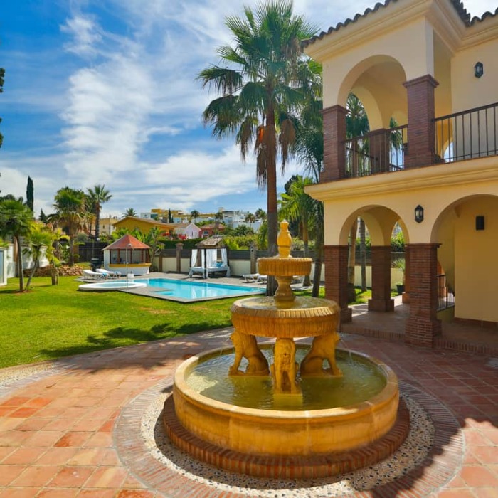Lujosa y Atípica Villa de 14 Dormitorios en Marbella Golden Mile | Image 3