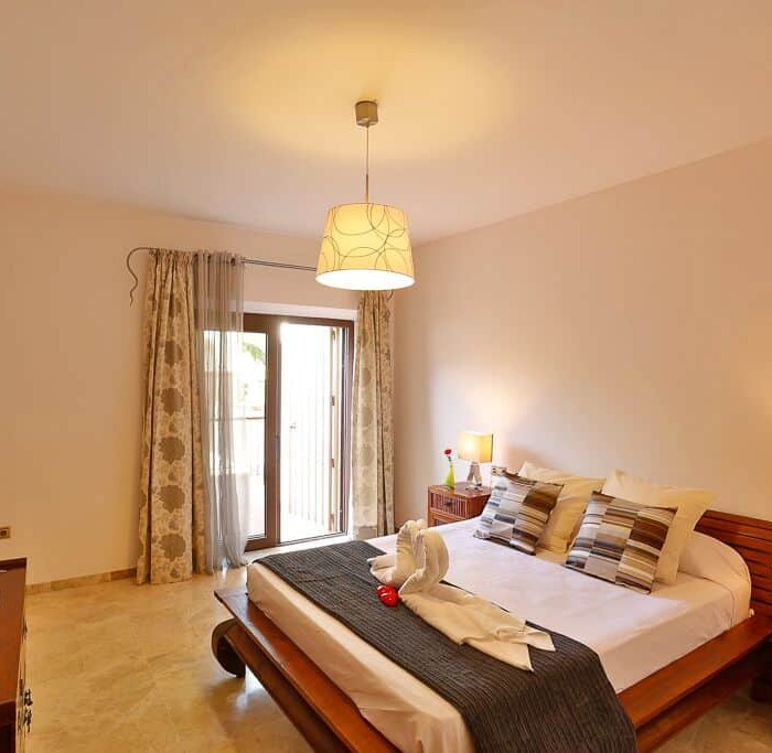 Luxury and Atypical 14 Bedroom Villa in Marbella Golden Mile | Image 27