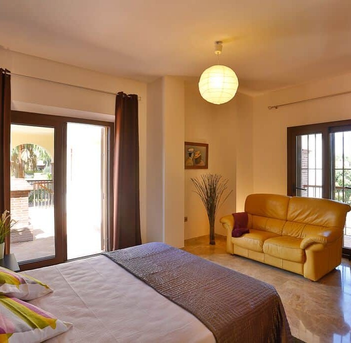 Lujosa y Atípica Villa de 14 Dormitorios en Marbella Golden Mile | Image 20