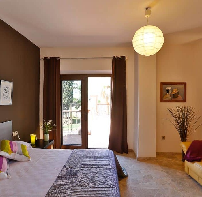 Lujosa y Atípica Villa de 14 Dormitorios en Marbella Golden Mile | Image 19