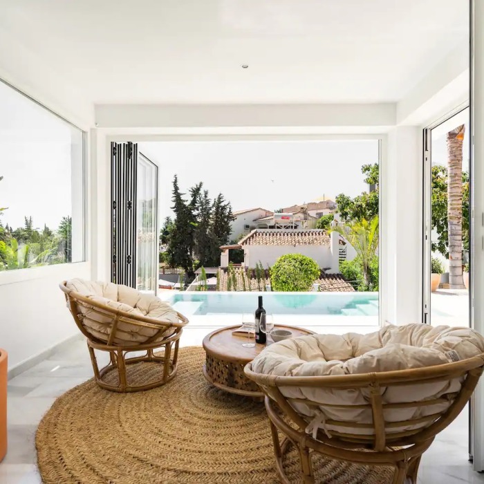 Villa moderna de estilo bohemio de 4 dormitorios en Nueva Andalucía | Image 33