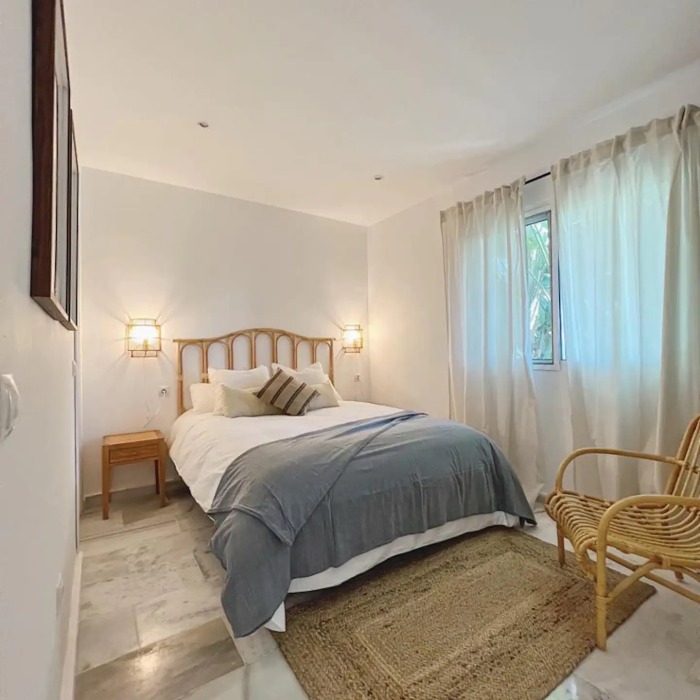 Villa moderna de estilo bohemio de 4 dormitorios en Nueva Andalucía | Image 29