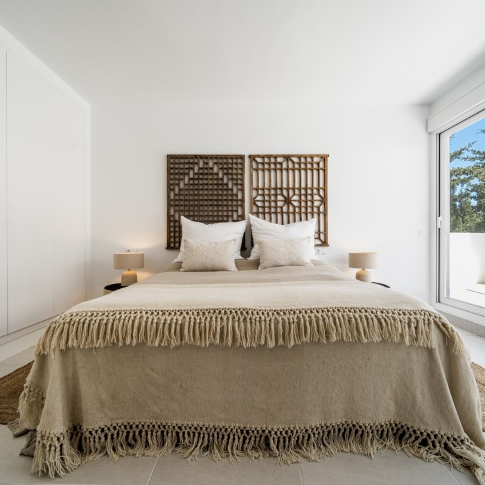 Encantadora Villa de 6 Dormitorios Frente al Mar en Artola Baja en Marbella Este | Image 4