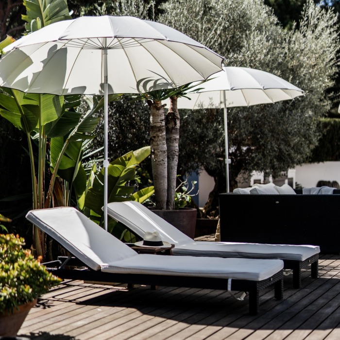 Encantadora Villa de 6 Dormitorios Frente al Mar en Artola Baja en Marbella Este | Image 20