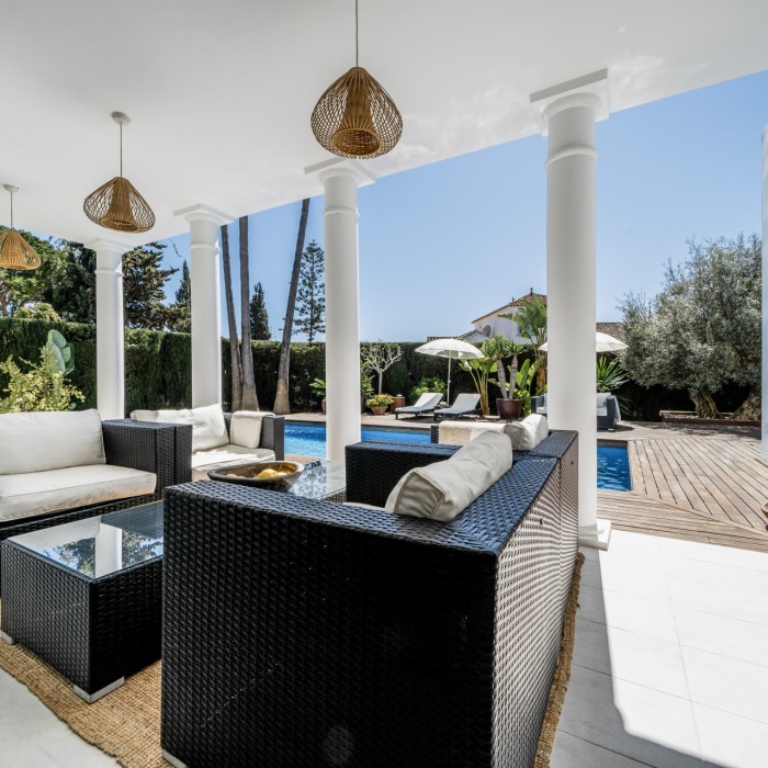 Encantadora Villa de 6 Dormitorios Frente al Mar en Artola Baja en Marbella Este | Image 18