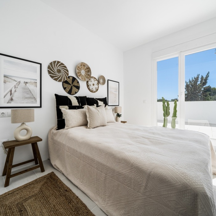 Encantadora Villa de 6 Dormitorios Frente al Mar en Artola Baja en Marbella Este | Image 11