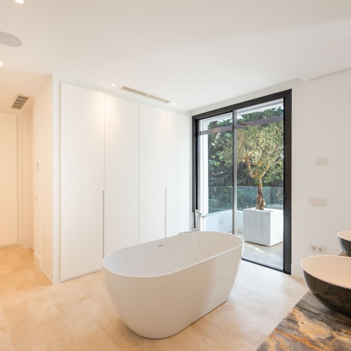 Designed 5 Bedroom Beachside Villa in Marbella Golden Mile | Image 4