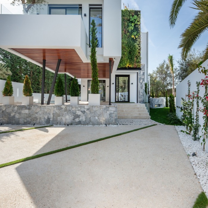 Designed 5 Bedroom Beachside Villa in Marbella Golden Mile | Image 27