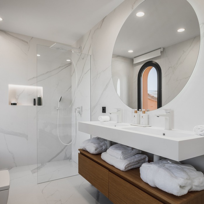 Ático Dúplex de 3 Dormitorios con Vistas Panorámicas al Mar en Les Belvederes en Nueva Andalucía | Image 41
