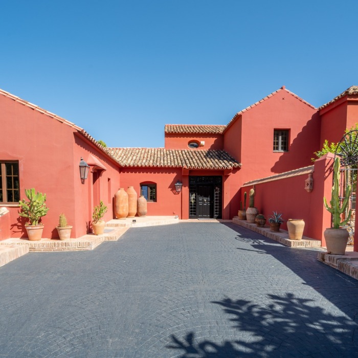 Impresionante Villa Española de 7 Dormitorios en El Madronal, Benahavis | Image 4