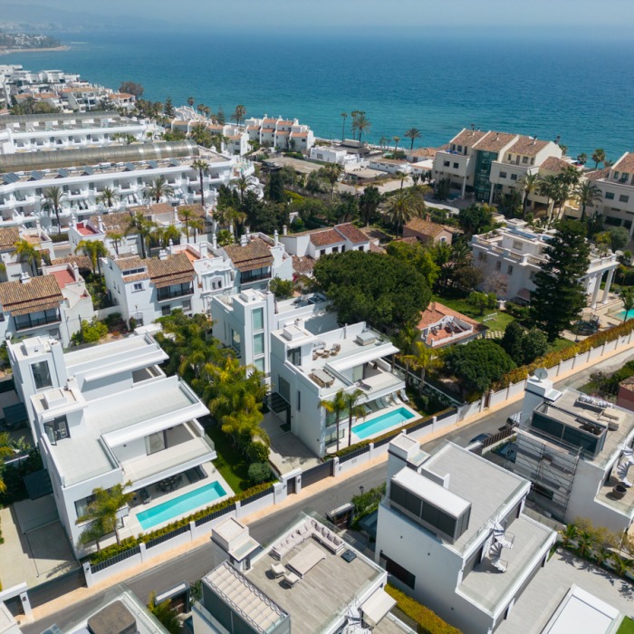 Moderna Villa de 4 Dormitorios Frente al Mar en Rio Verde Playa en Marbella Milla de Oro | Image 26