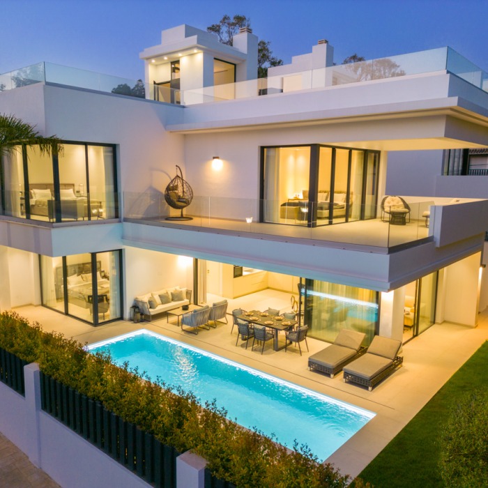 Moderna Villa de 4 Dormitorios Frente al Mar en Rio Verde Playa en Marbella Milla de Oro | Image 2