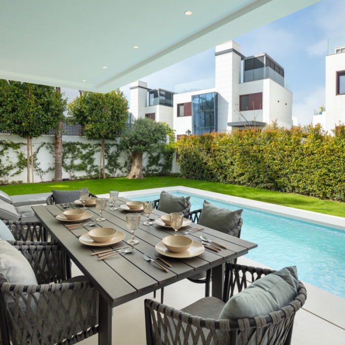 Moderna Villa de 4 Dormitorios Frente al Mar en Rio Verde Playa en Marbella Milla de Oro | Image 3