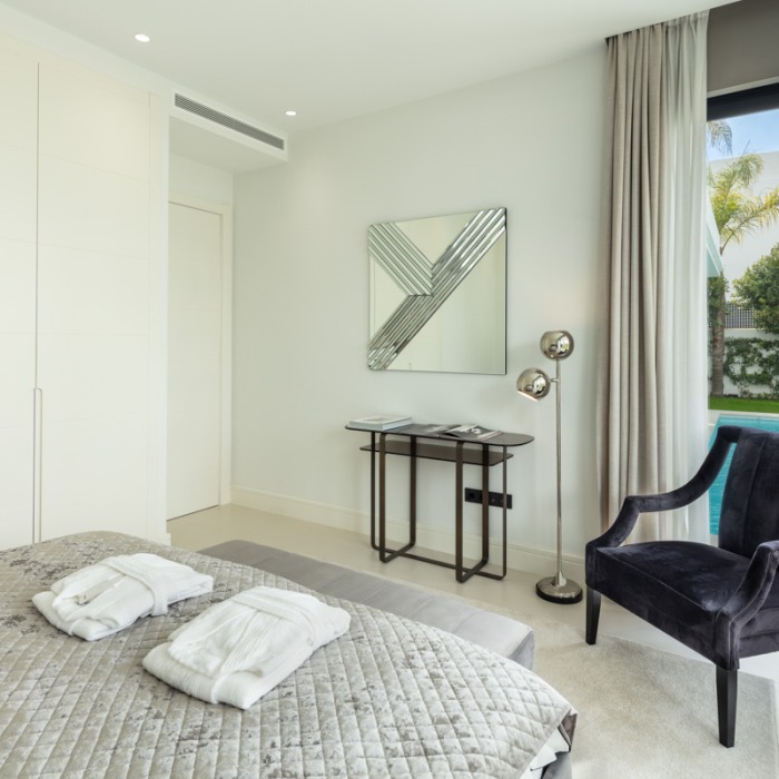 Moderna Villa de 4 Dormitorios Frente al Mar en Rio Verde Playa en Marbella Milla de Oro | Image 8