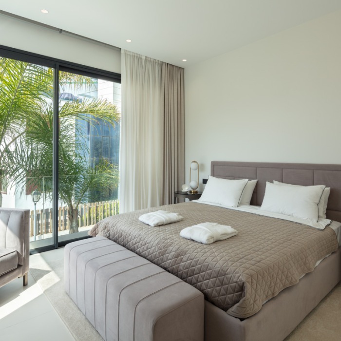 Moderna Villa de 4 Dormitorios Frente al Mar en Rio Verde Playa en Marbella Milla de Oro | Image 10