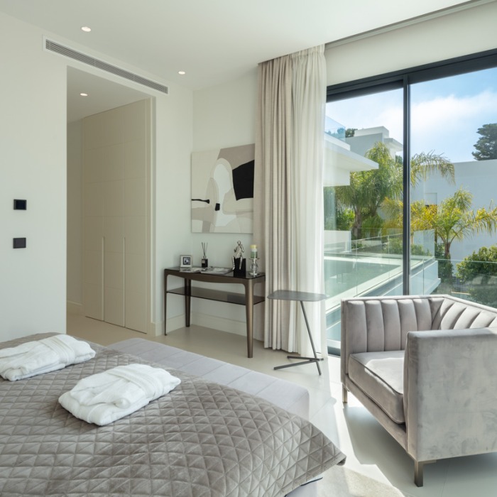Moderna Villa de 4 Dormitorios Frente al Mar en Rio Verde Playa en Marbella Milla de Oro | Image 11