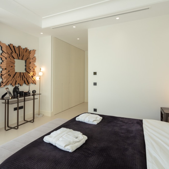Moderna Villa de 4 Dormitorios Frente al Mar en Rio Verde Playa en Marbella Milla de Oro | Image 14