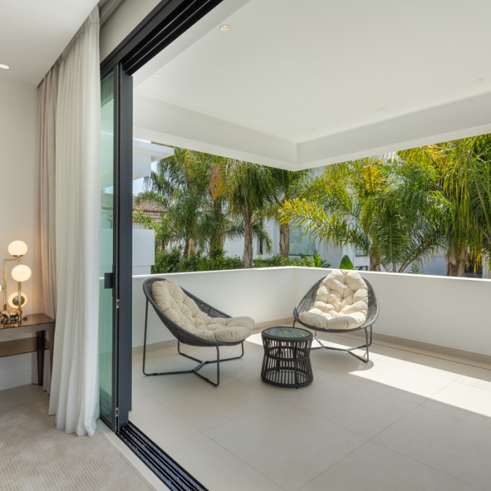 Moderna Villa de 4 Dormitorios Frente al Mar en Rio Verde Playa en Marbella Milla de Oro | Image 15