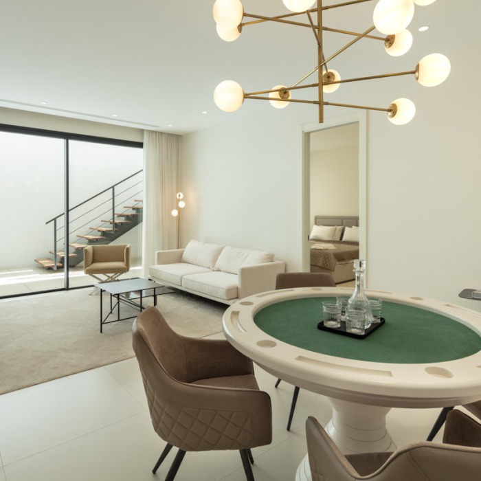 Moderna Villa de 4 Dormitorios Frente al Mar en Rio Verde Playa en Marbella Milla de Oro | Image 17