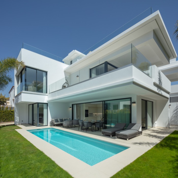 Moderna Villa de 4 Dormitorios Frente al Mar en Rio Verde Playa en Marbella Milla de Oro | Image 20